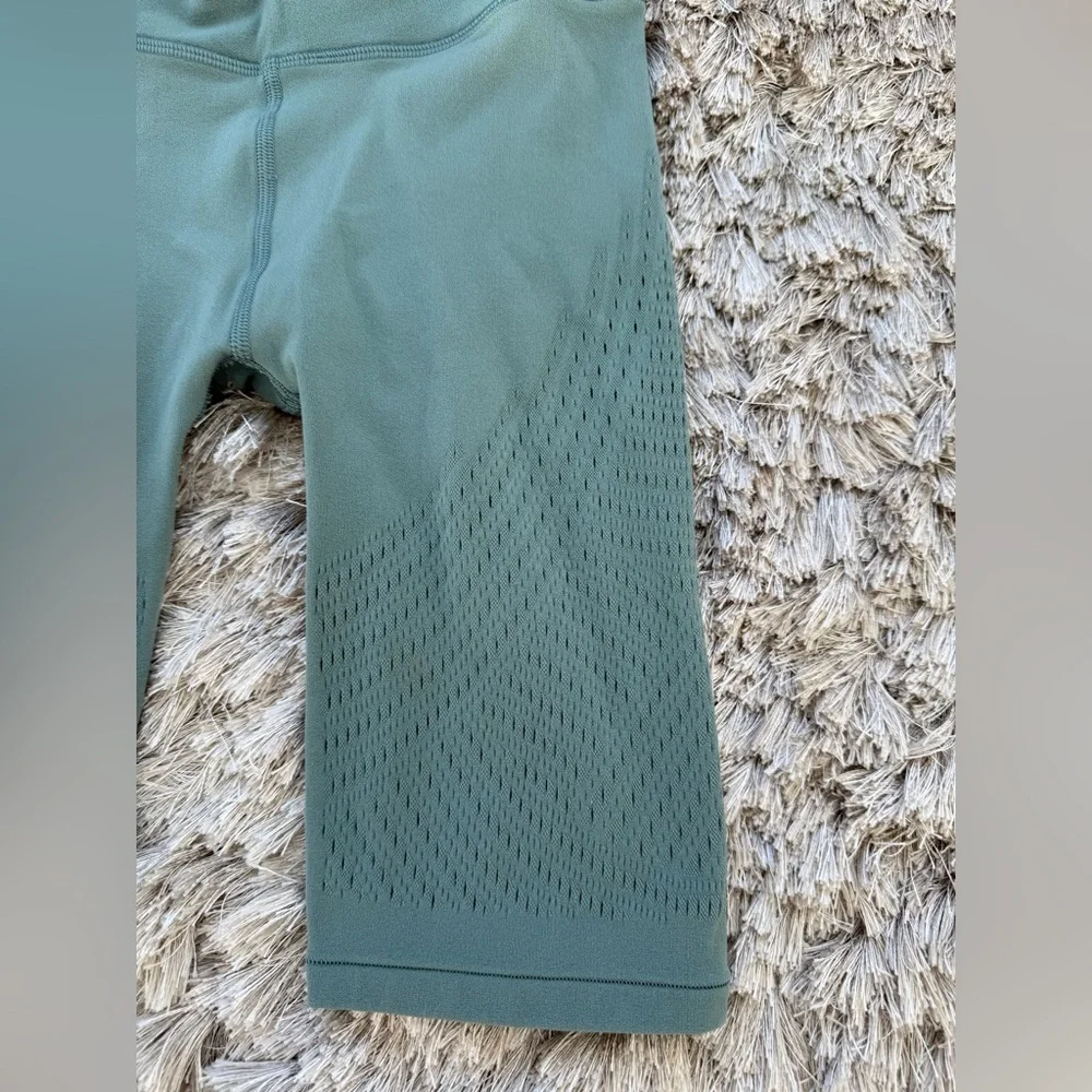 Lululemon Reveal Short Digital Rain Size 4